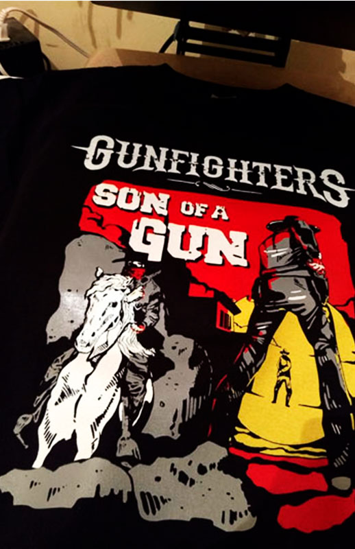 Playera-impresa-a-color-Son-of-a-Gun-por-Gunfighter-by-Pierre-Ferram-Illustration